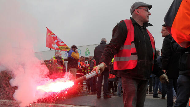 Frankreich: Sprit-Krise in Frankreich eskaliert: Warum der Streik in Raffinerien für Macron zum Risiko wird