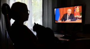 Ukraine-Krieg: Auf Weisung des Kremls: Russisches Staatsfernsehen berichtet erstmals von Niederlagen in der Ukraine