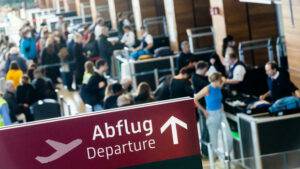 Flughafen Berlin-Brandenburg: Flugbetrieb am BER wegen Aktion von Klimaaktivisten eingestellt