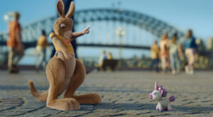 Zwei Freunde auf Reisen: Souvenir-Känguru Ruby und das Spielzeug-Einhorn Louie (Bildquelle: Tourism Australia)