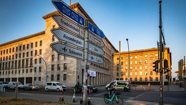 Klima-Protest: Klimaschutz-Demonstranten dringen in Bundesfinanzministerium ein