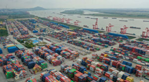 Konjunktur: Chinas Industrie wegen Corona-Beschränkungen auf Sieben-Monats-Tief