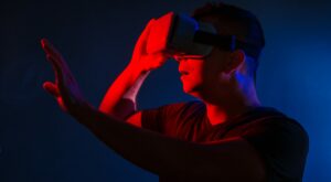 Mann mit VR-Brille im Metaverse