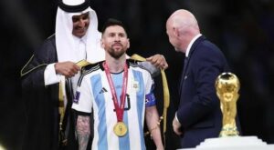 Überraschende Aktion: Messi im Bischt statt Trikot zum WM-Pokal – Katar nutzt das Scheinwerferlicht maximal aus