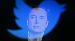 Elon Musk vor Twitter-Logo