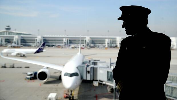 Flugverkehr beeinträchtigt: Münchner Flughafen blockiert: Klimaaktivisten kleben sich an Rollfeld fest