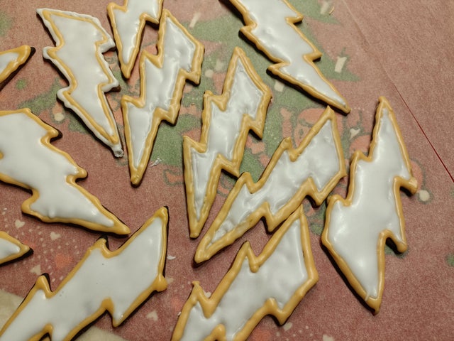 Made some lightning gingerbread cookies! These i'm not going to hodl ????