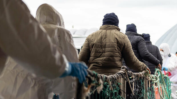 Mittelmeer: Deutsches Rettungsschiff bringt 108 Migranten in Italien an Land