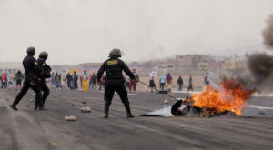 Proteste: Demonstranten stürmen Flughafen in Peru - sieben Tote in zwei Tagen