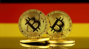Bitcoin-Münzen vor deutscher Flage