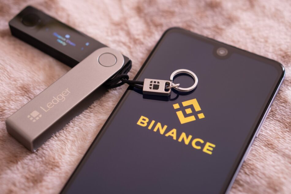 Binance-Logo auf einem Handy mit Ledger Wallet