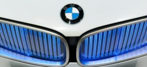 Boom bei E-Autos: BMW-Aktie legt leicht zu: BMW setzt im vierten Quartal deutlich mehr Autos ab