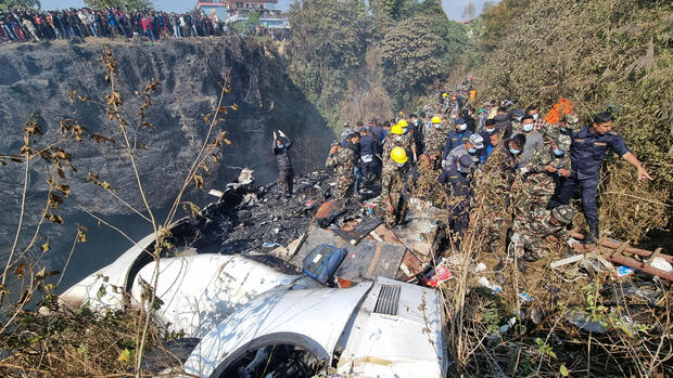 Flugzeugabsturz: Flugzeug mit 72 Insassen in Nepal abgestürzt – Mindestens 32 Tote