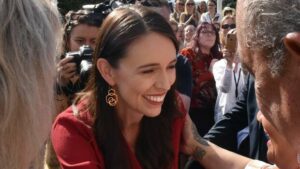 Nachfolge Jacinda Ardern : Neuer Ministerpräsident Chris Hipkins in Neuseeland vereidigt