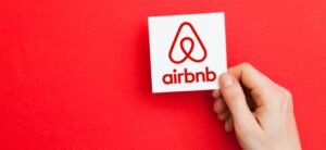 Lukrative Geschäftsmodelle: Reise-Aktien im Check: Lohnt sich die Airbnb- oder die Booking-Aktie mehr?