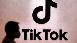 Social Media: Lebensbedrohliche Inhalte: EU-Kommission warnt Tiktok