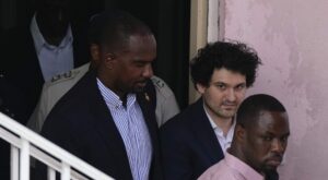 Sam Bankman-Fried verlässt Gericht auf den Bahamas