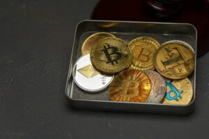 Bitcoin und andere Kryptowährungen in einer Metallbox.