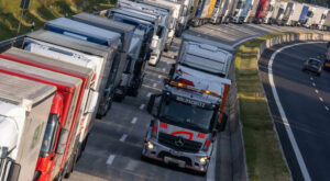 Klimaneutraler Schwerlastverkehr: Verbrenner-Aus bei Lkw – Europäische Industrie wirbt für synthetische Kraftstoffe