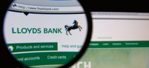 Britische Banken: Lloyds-Aktie dennoch im Plus: Rückstellungen und schwacher Immobilienmarkt drücken Gewinn auf Vorjahresniveau