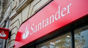 Gewinn zuletzt nahezu stabil: Santander-Aktie im Plus: Santander will Profitabilität 2023 steigern