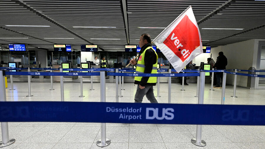 Beschäftigte der Flughäfen Düsseldorf und Köln/Bonn streiken am Montag für bessere Löhne. Quelle: dpa