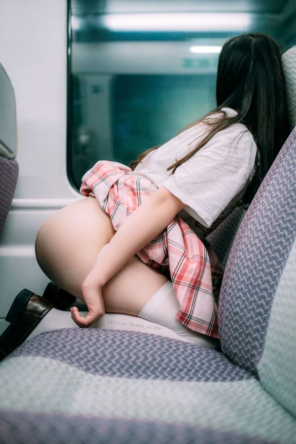 💦 [有喵酱] School girl in HK Train - (17P)