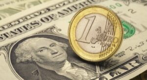 Zinserwartungen sinken: Euro Dollar Kurs: Darum legt der Euro zu