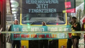 Öffentlicher Dienst: Massive Warnstreiks legen Nahverkehr in vielen Regionen lahm