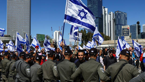 Reform: Israel protestiert gegen Justizreform in Israel  – Straßensperren