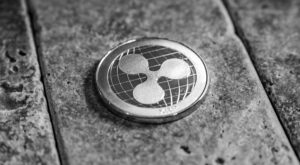 Ripple (XRP)-Münze liegt auf dem Boden