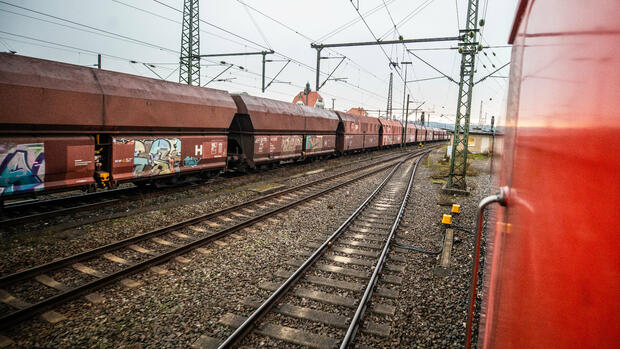 Verkehrswende: Wissing setzt zum Klimaschutz auf neue Lkw-Antriebe statt auf die Bahn