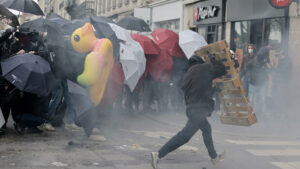 Frankreich: Erneut Proteste gegen Rentenreform – Demonstranten dringen in Blackrock-Zentrale ein