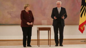 Höchster Orden: Bundespräsident Steinmeier ehrt Merkel als „beispiellose Politikerin“