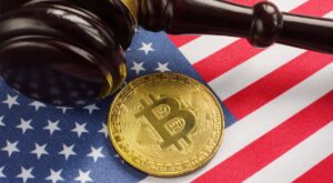 Bitcoin und Richterhammer auf US-Flagge