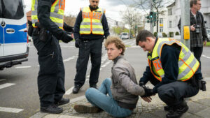 Letzte Generation: Klimaaktivisten blockieren mehrere Straßen in Berlin