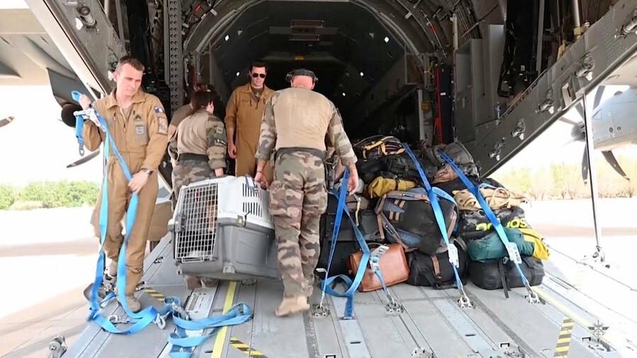 Militärangehörige auf dem Flughafen in Khartum. Quelle: dpa