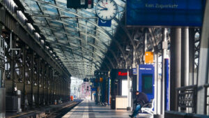 Tarifstreit: Gewerkschaft EVG droht der Bahn mit wochenlangen Streiks