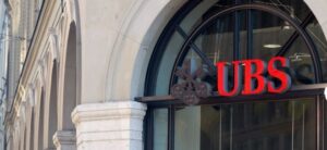 Fundamentales Problem: UBS- und CS-Aktien: UBS nach Übernahme der Credit Suisse laut Ökonom Brunetti zu groß