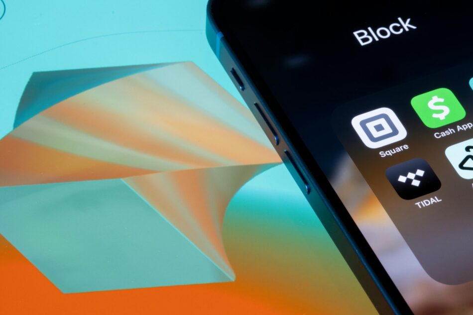 Zu sehen ist ein Smartphone-Wallet mit verschiedenen Anwendungen von Block. So zum Beispiel die Cash App oder Square.