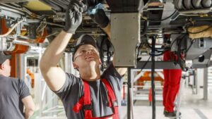 Industrie: Deutsche Industriebetriebe verlagern Jobs und Produktion ins Ausland