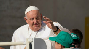 Oberhaupt katholischer Kirche: Papst Franziskus unterzieht sich dringender Operation
