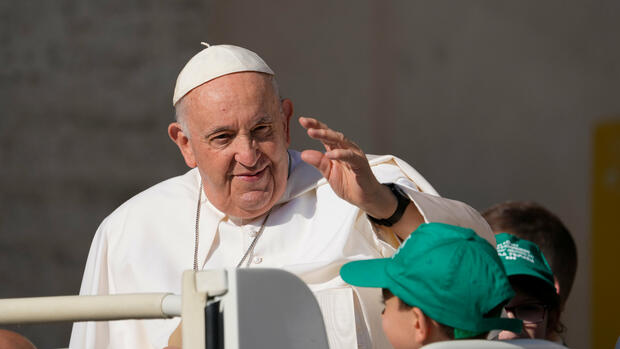 Oberhaupt katholischer Kirche: Papst Franziskus unterzieht sich dringender Operation