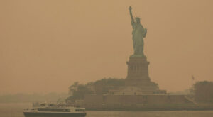 USA: Rauch von Waldbränden hüllt New York in rote Dunstwolke