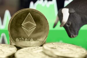 Ethereum-Münze neben einem Bullen vor einem Chart