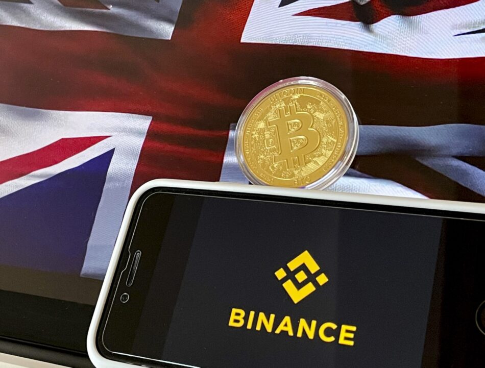 Binance vor UK-Flagge