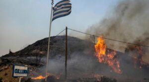Griechenland: Tausende Urlauber flüchten auf Rhodos vor den Flammen