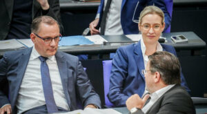 Umfrage: Mehrheit der Wahlberechtigten hält AfD für rechtsextrem