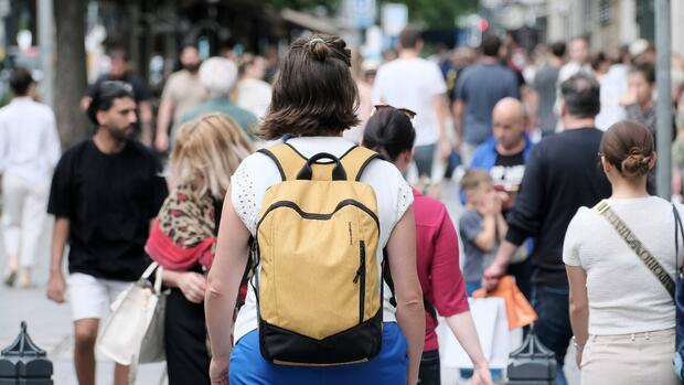 HDE-Konsumbarometer: Verbraucherstimmung bessert sich zwar etwas – aber nachhaltige Erholung lässt auf sich warten