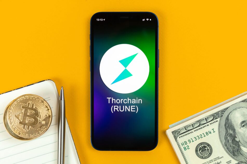 Smartphone zeigt Thorchain-Logo